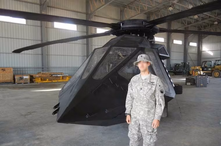 Ngoài C-17, “Fast and Furious 7” còn đưa tới người xem loại trực thăng tàng hình bí ẩn ở đoạn cuối bộ phim trong cảnh rượt đuổi từ trên không. Chiếc trực thăng được điều khiển bởi trùm khủng bố Mose Jakande xuất hiện trên bầu trời nước Mỹ mà không hề bị phát hiện. Nó có kiểu dáng rất kỳ lạ, trang bị hàng loạt công nghệ điện tử - vũ khí khủng. Căn cứ vào hình ảnh trên phim, phần đầu máy bay rất giống với mẫu trực thăng bí ẩn của Quân đội Mỹ được cho là sử dụng trong chiến dịch tiêu diệt Bin Laden.