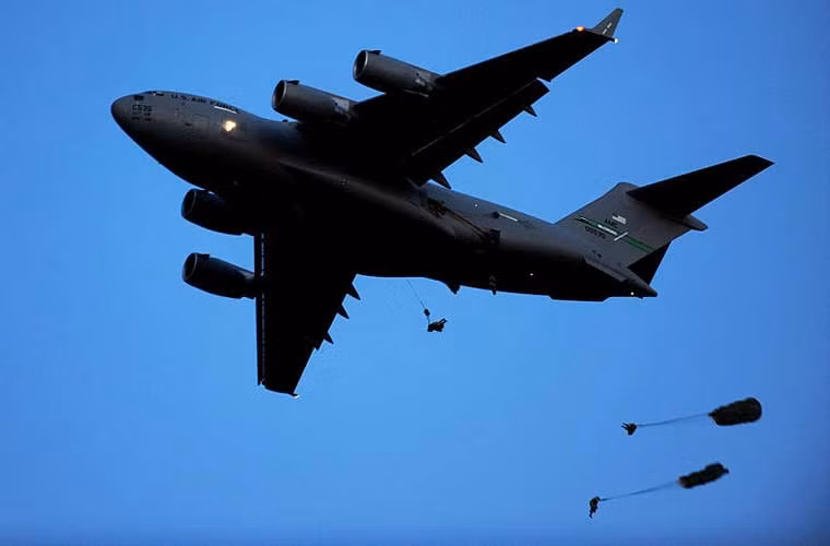 Máy bay vận tải cỡ lớn C-17 Globemaster III do công ty McDonnell Douglas (sau này sáp nhật vào Boeing) thiết kế và phát triển từ cuối những năm 1980. Nó được thiết kế cho các nhiệm vụ không vận chiến lược, vận tải quân - hàng hóa đi khắp thế giới, tải thương, đổ bộ đường không....