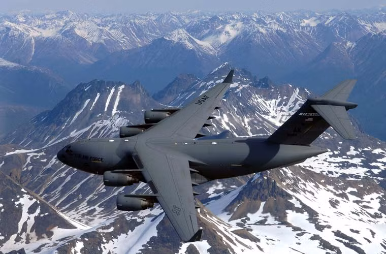 Khoang hàng của C-17 có thể chứa 77,5 tấn hàng hóa các loại (bao gồm cả chở quân, xe cơ giới).