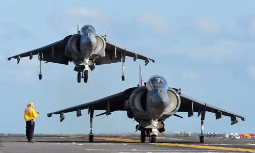 Ngoan muc canh cuong kich AV-8B ha canh thang dung