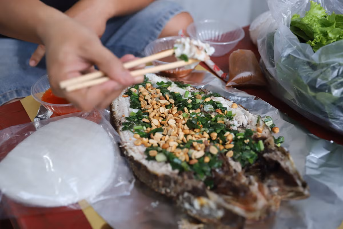 Cá lóc nướng được cho thêm mỡ hành, gói kỹ bằng giấy bạc trước khi đến tay khách hàng, cũng như nhiều khách hàng mua và thưởng thức tại chỗ.