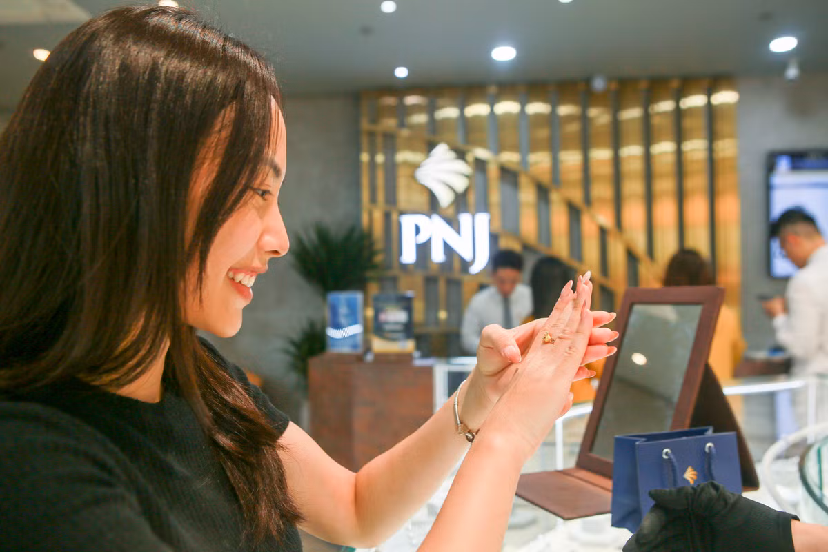 Chị Lệ Anh (quận Bình Thạnh) – một chủ doanh nghiệp, cho biết: “Tôi có thói quen mua vàng vào ngày vía Thần Tài từ khi thành lập công ty. Mỗi năm, tôi mua vàng cất vào két sắt, cuối năm dùng để làm phần thưởng cho nhân viên. Trước đây, khi vàng chỉ 5 triệu đồng/lượng, tôi có thể mua số lượng lớn. Hiện nay, giá vàng lên đến gần 100 triệu đồng/lượng, nên số lượng mua hàng năm của tôi giảm dần”. Chị cũng nhận xét không khí mua vàng năm nay không còn sôi động như trước: “Năm ngoái, tôi phải xếp hàng dài hàng chục mét bên ngoài tiệm vàng. Nhưng năm nay, tôi đã đi qua hai cửa hàng, kể cả PNJ, đều không quá đông khách. Đặc biệt, vàng miếng gần như không còn hàng, nên tôi đành chuyển sang mua nhẫn vàng để làm quà Tết”. 