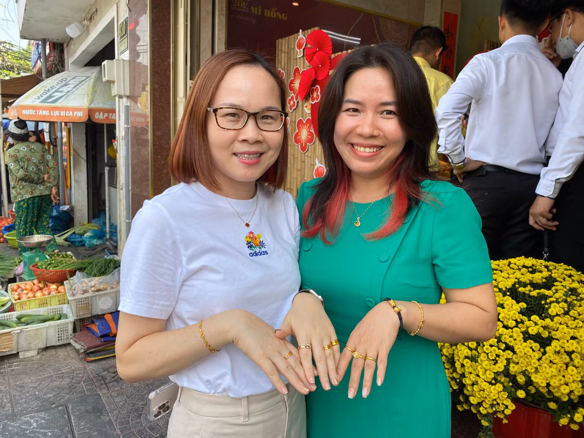 Chị Phạm Xuân (quận 3) chia sẻ: “Năm ngoái tôi mua vàng với giá 65,6 triệu đồng, năm nay đã lên tới 89 triệu đồng. Dù giá tăng cao, tôi vẫn mua vì đây đã trở thành thói quen. Nếu không mua, tôi cảm thấy không yên tâm. Mỗi năm tôi đều mua nhẫn trơn để tích lũy dần”. Theo chị Xuân, năm nay các tiệm vàng áp dụng quy định mới yêu cầu khách hàng xuất trình căn cước công dân khi mua vàng. Dù quy trình này có phần mất thời gian, nhưng bù lại, hình thức thanh toán chuyển khoản giúp giao dịch diễn ra nhanh chóng hơn.