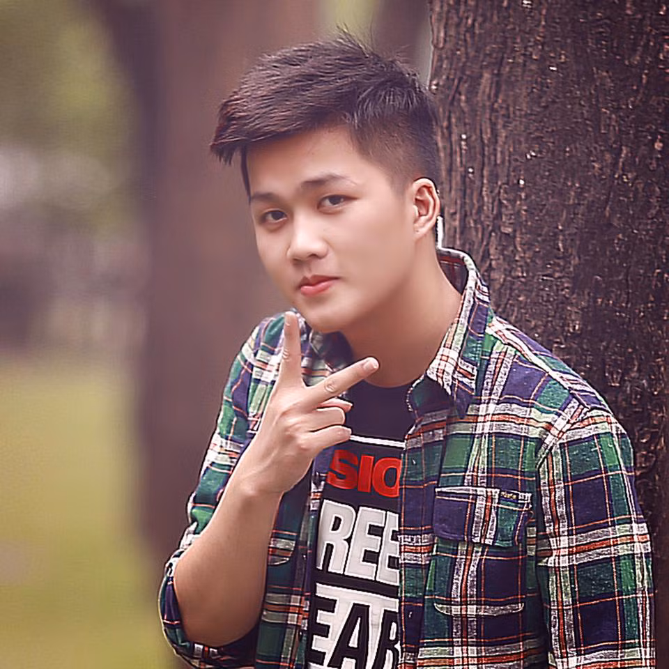 Chính niềm đam mê và sở thích “khác người” ấy mà Tiến Khôi đã chịu rất nhiều áp lực từ gia đình, cụ thể là cha mẹ mình đã phản đối chuyện Tiến Khôi theo nghiệp người mẫu, nghệ thuật.