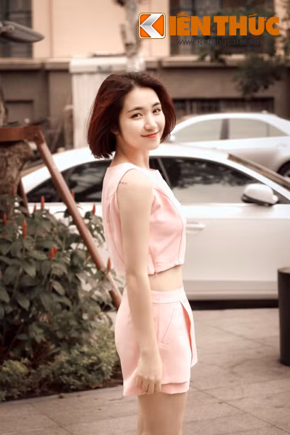 Hòa Minzy tên thật là Nguyễn Thị Hòa. Cô sinh ngày 31/5/1995 trên quê hương quan họ - vùng đất kinh Bắc (Bắc Ninh).