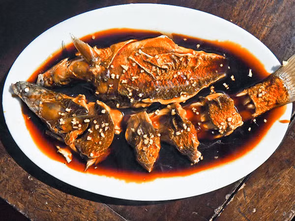 Cá nguyên con. Trong tiếng Trung, cá (鱼 Yú /yoo) được phát âm giống như từ “dư thừa”. Với mong muốn năm mới sung túc, dư dả, cá sẽ được thưởng thức vào bữa tối giao thừa.