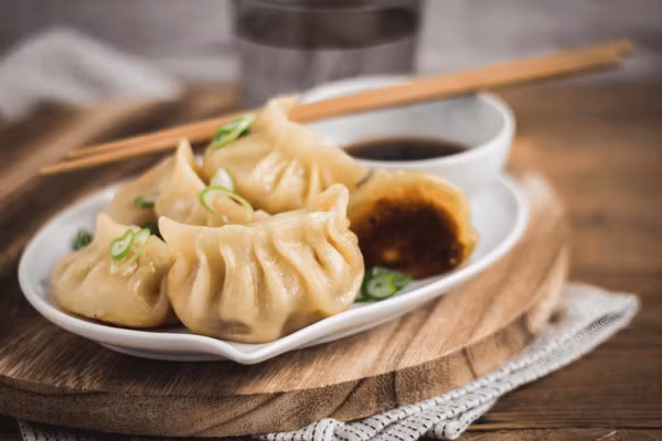 Là món đại cát đại lộc ngày Tết nên khác với sủi cảo ngày thường, người Trung Quốc không làm nhân bánh bằng dưa cải bắp bởi nó ám chỉ sự bần hàn. Lúc này, họ sẽ làm nhân với củ cải trắng với mong ước năm mới tâm trạng vui vẻ, nhẹ nhàng.