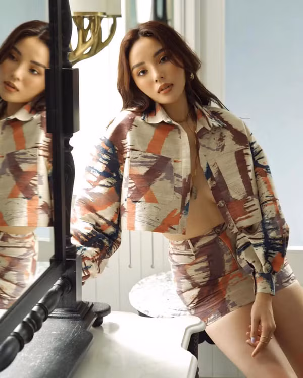 Bên cạnh cơn mưa lời khen về gu thời trang sexy, cá tính, một số người quan tâm cho rằng hình ảnh này gợi cảm quá đà: “Tiết chế lại một chút sẽ xuất sắc hơn em ạ!", "Đẹp và phong cách nhưng kín hơn một chút thì sẽ quyến rũ hơn. Hình ảnh của em ở chương trình Sao nhập ngũ đang được nhiều người quan tâm và yêu mến",...