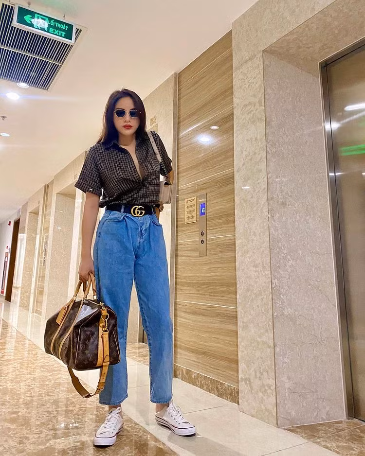 Cô ưu ái chọn trang phục khoe khéo ba vòng chuẩn chỉnh. Trong số đó, mốt mặc áo bung cúc thường được Kỳ Duyên lăng xê, khoe vẻ gợi cảm ít ai bì kịp.