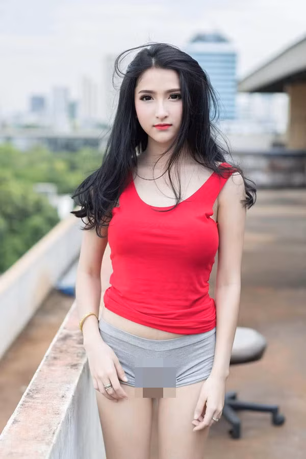 Việc mặc một chiếc quần ôm vừa phải sẽ hợp mắt hơn là kiểu quần bó sát rạt, lộ vùng “cấm”. Ảnh: Internet.