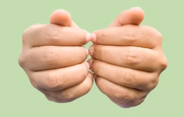 Lưu lượng máu da đầu tăng lên còn giúp giải quyết những vấn đề nan giải khác của tóc như gàu hay bạc sớm. Có thể nói, dùng tay dưỡng tóc sẽ giúp bạn sớm có được mái tóc dày đẹp như ý.