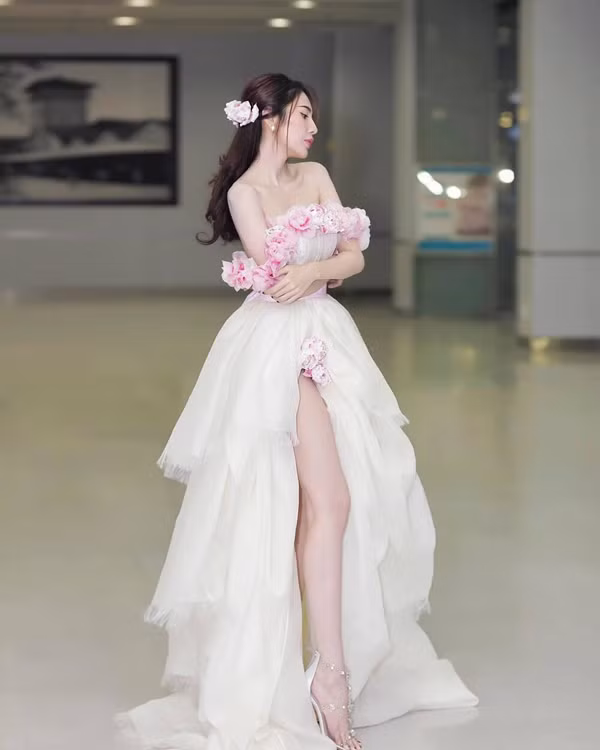 Sải bước trên thảm đỏ, người đẹp Kiên Giang chọn thiết kế tạo điểm nhấn với hoa hồng, tà xẻ cao hút mắt.