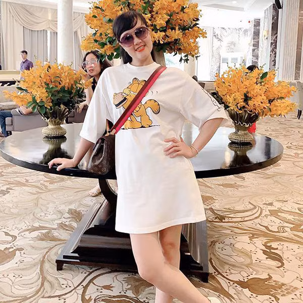 Trong hình, Vân Dung có màn lên đồ hoàn hảo với áo phông rộng in họa tiết hoạt hình. Cô cũng rất biết nâng tầm trang phục khi mix cùng túi hiệu LV cực sang.