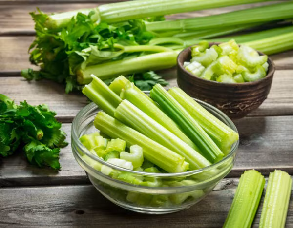 Cần tây cũng rất giàu các chất chống oxy hóa như apigenin, bergamot lactone... có lợi. Đặc biệt, khi chế biến không nên loại bỏ phần lá bởi chúng chứa nhiều vitamin và caroten hơn cả phần thân. Ảnh: Internet.