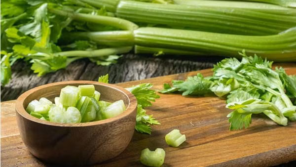 Dù bị không ít người “ghẻ lạnh” song cần tây lại thực sự là nguồn “thực phẩm vàng”. Không chỉ dễ chế biến nhiều món ngon giải ngán, cần tây còn chứa hàm lượng kali cao hơn hẳn các loại rau khác. Cứ 100g cần tây chứa tới 260mg kali.