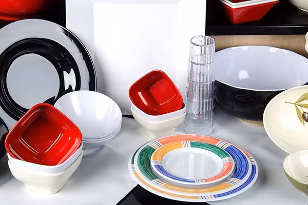 Bạn cũng nên cảnh giác với bát đĩa giả sứ. Được làm từ melamine formaldehyde, chất liệu giả sứ không gây hại cho sức khỏe. Dù vậy chúng vẫn được khuyến cáo không nên đựng đồ ăn nhiệt độ cao.