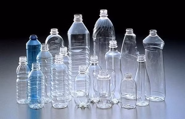 Đặc biệt, khả năng chịu nhiệt của nhựa số 1 rất kém - không quá 70°C. Khi dùng để đựng nước nóng nó sẽ hòa tan các chất độc hại. Uống vào không khác “đầu độc” cơ thể.