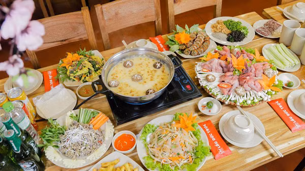 Để tránh ăn cay nóng ảnh hưởng đến niêm mạc và thực quản, chị em nên đợi thức ăn nguội bớt rồi mới thưởng thức. Bên cạnh đó, nên hạn chế chấm nhiều tương ớt, muối tiêu hay mù tạt...