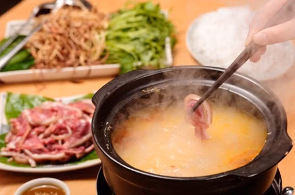 Lẩu với đặc trưng cay nóng lại càng không tốt cho bà bầu. Khi đi vào cơ thể, đồ cay nóng làm tăng cảm giác ợ nóng và buồn nôn.