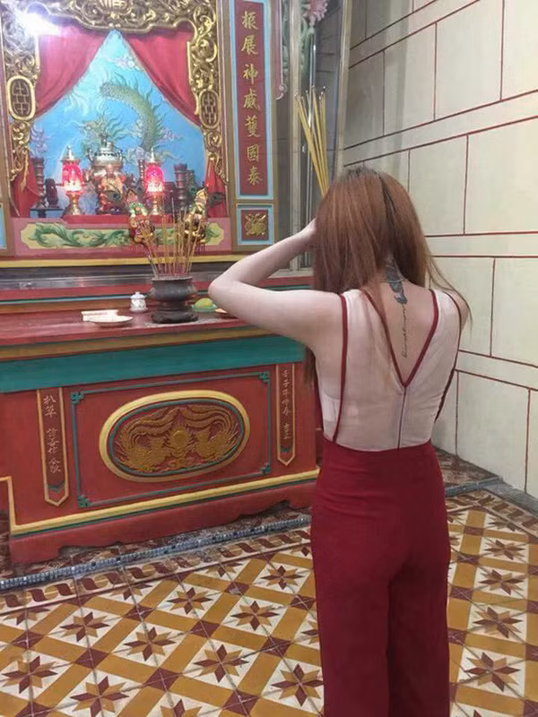 Dù bị chỉ trích gay gắt song tình trạng ăn mặc hở hang, phản cảm khi đi lễ đầu năm vẫn tái diễn không ít lần.