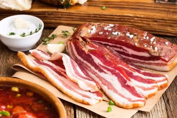 So với thịt thông thường, thịt xông khói thơm ngon, dễ ăn hơn nhiều. Thế nhưng, hương vị đặc trưng của thịt xông khói về cơ bản là do các chất dễ bay hơi sinh ra sau quá trình oxy hóa, phân hủy chất béo. Điều này vô cùng bất lợi.