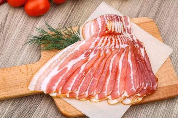 Cảnh báo của chuyên gia bắt nguồn từ quá trình chế biến. Để ướp thịt, người ta phải dùng lượng lớn muối thô, sau một thời gian chúng sẽ chuyển hóa thành nitrit. Trong thịt chứa nhiều axit min, nitrit sẽ phản ứng với các axit amin này tạo thành một hợp chất có tên N- Nitrosamine và nitrosamide, đây là những chất gây ung thư mạnh.