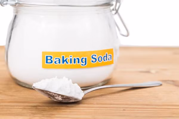 Khử mùi hôi của hộp nhựa. Tết đến, nhu cầu dự trữ thức ăn khá cao. Để tránh mùi hôi từ thức ăn bám lại, nên ngâm hộp với baking soda qua đêm rồi rửa sạch bằng nước ấm.