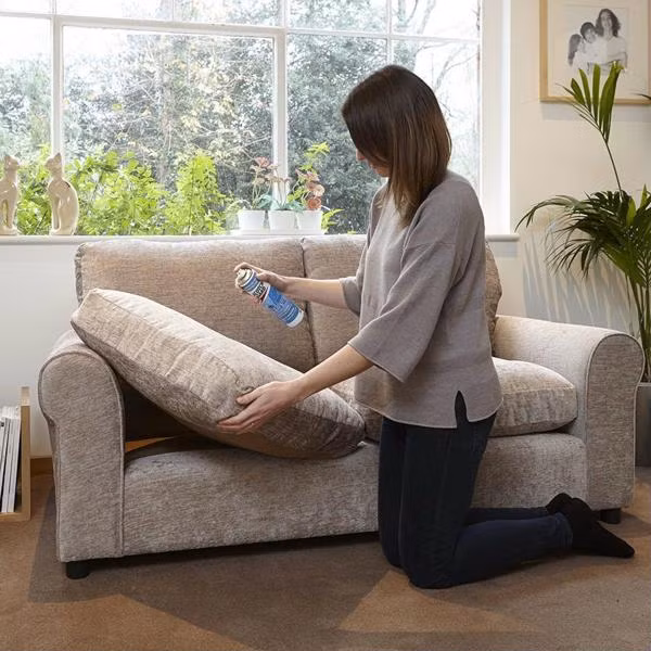 Làm sạch sofa bằng vải. Đối với sofa bọc vải hoặc nhung, bạn hãy pha loãng cồn với một ít nước, sau đó dùng bàn chải để chải đều lên vết bẩn vài lần rồi lấy máy sấy sấy khô.