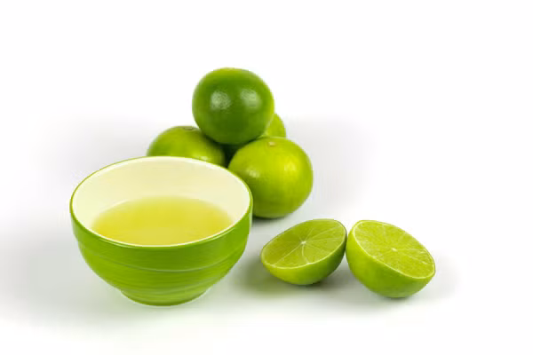 Khử mùi tanh của bát đũa. Nhiều chị em phàn nàn về mùi tanh từ thức ăn đọng lại trên bát đũa. Không cần tốn sức, hãy dùng nước cốt chanh chà rửa, bát đũa sẽ trắng bóng, thơm mùi tự nhiên.