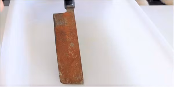 Làm sạch đồ dùng bị rỉ. Để xử lý vết kim loại rỉ trên đồ dùng, bạn chỉ cần trộn muối và nước cốt chanh rồi chà xát, để khô, dùng khăn mềm phủi sạch là được.