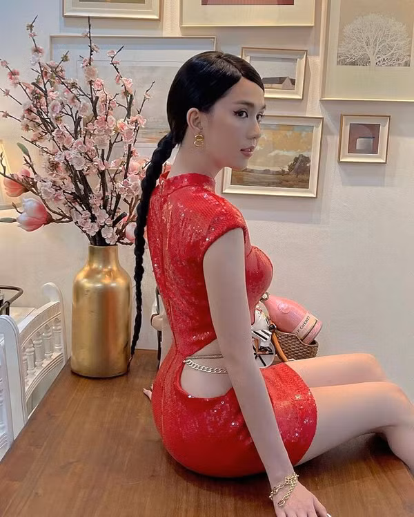 Trong ngày đầu tiên của năm mới, Ngọc Trinh ăn mặc sexy hết nấc. Cô chọn đầm sa tuyn bó sát với đường cắp cúp khoe những đường cong gợi cảm.