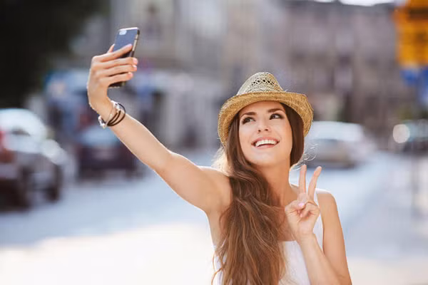 Selfie. Selfie rồi đăng lên mạng xã hội có thể kích thích hormone tạo niềm vui dopamine. Về hành động này, chuyên gia trị liệu hành vi Lindsey Pratt (New York) cho hay, liên tục đăng tải trên mạng xã hội “khoe” cuộc sống hoàn hảo có thể gây nghiện và tiếp tục kích thích hành vi này.