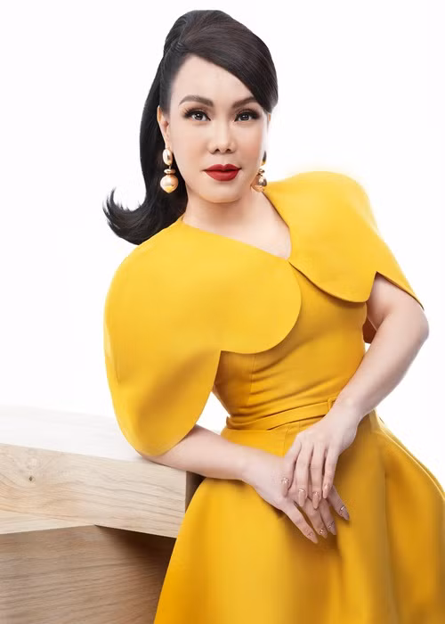 Theo nguồn tin, Việt Hương được nhà sản xuất trả cát sê 80 triệu đồng cho một buổi làm giám khảo gameshow. Ngoài ra, cô còn có cát sê 1 tỷ đồng cho vai diễn trong phim điện ảnh.