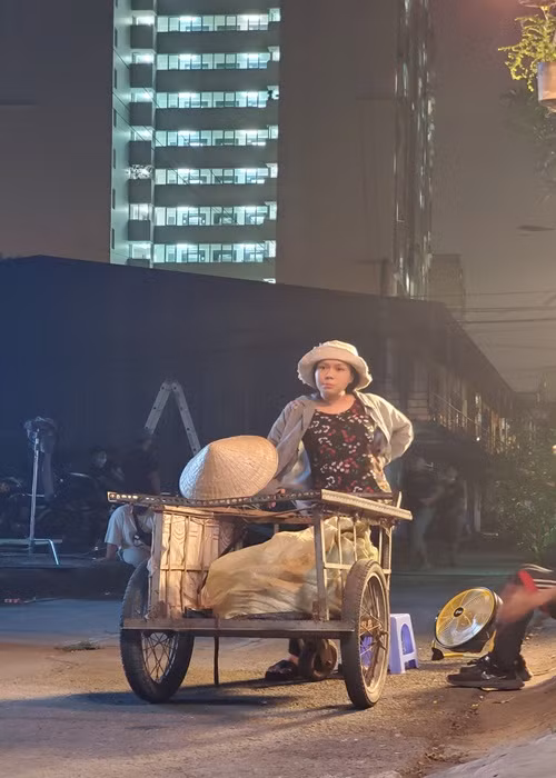 Việt Hương đồng cảm với những người có hoàn cảnh khó khăn bởi cô có tuổi thơ nghèo khó. Nữ nghệ sĩ cho biết: “Tôi lớn lên nhờ hàng rong của mẹ, thành danh nhờ những vai diễn buôn gánh bán bưng, thương lắm”.