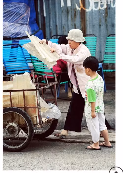 Thương mẹ vất vả, khi lớn lên, Việt Hương làm nhiều công việc khác nhau từ ca hát, biểu diễn tới dọn dẹp, phụ bàn. Hai mẹ con nương tựa nhau mà sống rồi tháng ngày khó khăn cũng trôi qua.