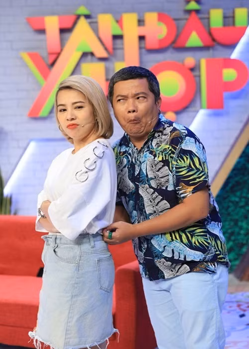 Một năm sau khi chia tay, vì còn yêu, Ngọc Trâm và Hoàng Mèo tái hợp. Năm 2010, cả hai kết hôn. Theo Ngọc Trâm chia sẻ trên Giao thông, cô là người chủ động đề nghị anh cưới cô sau 6 năm hẹn hò. Hoàng Mèo từng hứa sẽ cầu hôn vợ nhưng chưa thực hiện được. Ảnh: Giao thông