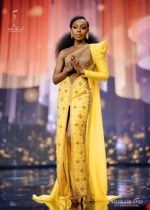 Tân Hoa hậu Hòa bình Quốc tế Evelyn Abena Appiah không phải là gương mặt mới. Cô từng lọt top 20 Hoa hậu Trái đất 2019 khi đại diện Ghana và từng tham gia Hoa hậu Hoàn vũ Thế giới 2014. Hiện tại, Evelyn là ca sĩ kiêm người mẫu da màu.