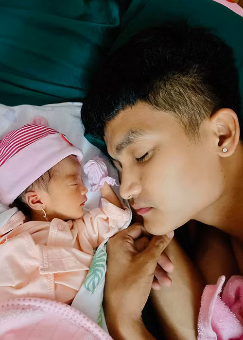 Nam diễn viên hài cố gắng chăm con gái để bé tăng cân.