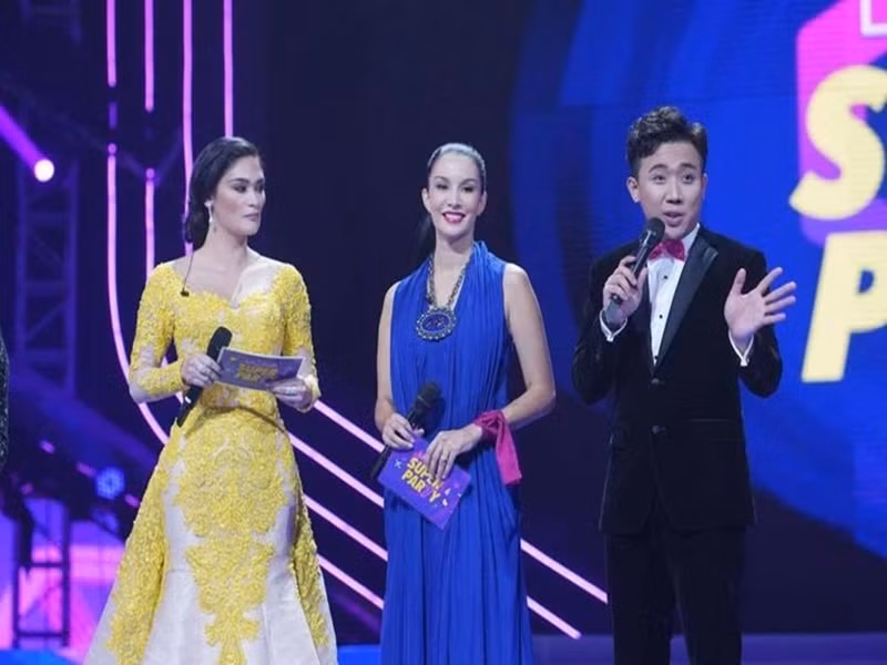 Hay trong chương trình đại nhạc hội diễn ra ở Indonesia có hơn 10.000 khán giả và các nghệ sĩ quốc tế, Trấn Thành thể hiện khả năng dẫn song ngữ Việt - Anh. Ảnh: Bestie