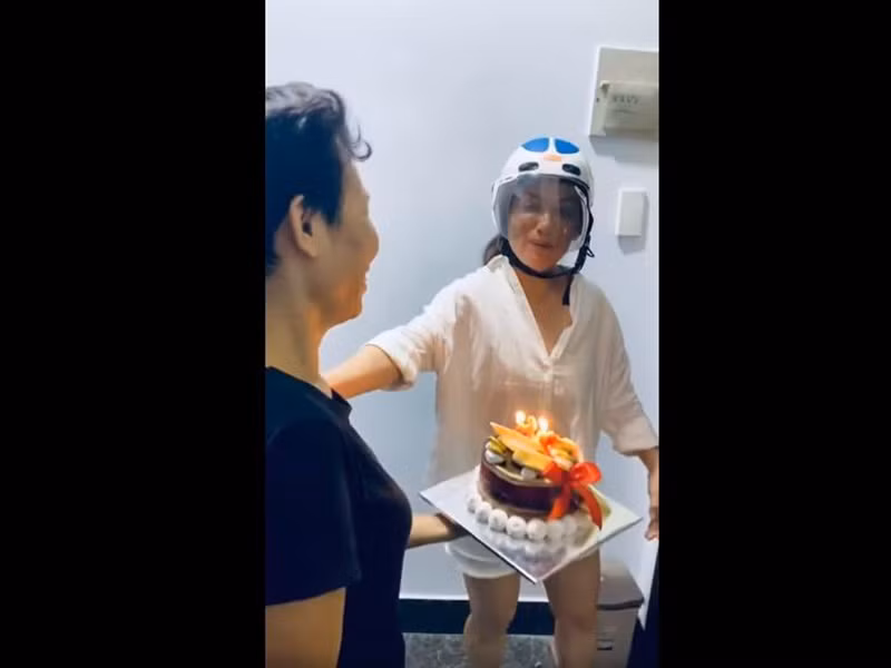 Ho Van Cuong don sinh nhat 18 tuoi ben me nuoi Phi Nhung