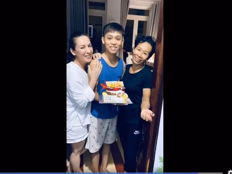 Mới đây, trả lời Zing, Phi Nhung thừa nhận cô quá đáng với Hồ Văn Cường khi công khai chê trách con nuôi trên mạng xã hội nhưng không còn lựa chọn nào khác. Theo lời Phi Nhung, hiện tại, Hồ Văn Cường rất ngoan, đi học về biết chào mẹ, dọn dẹp nhà cửa, ôm hôn mẹ.