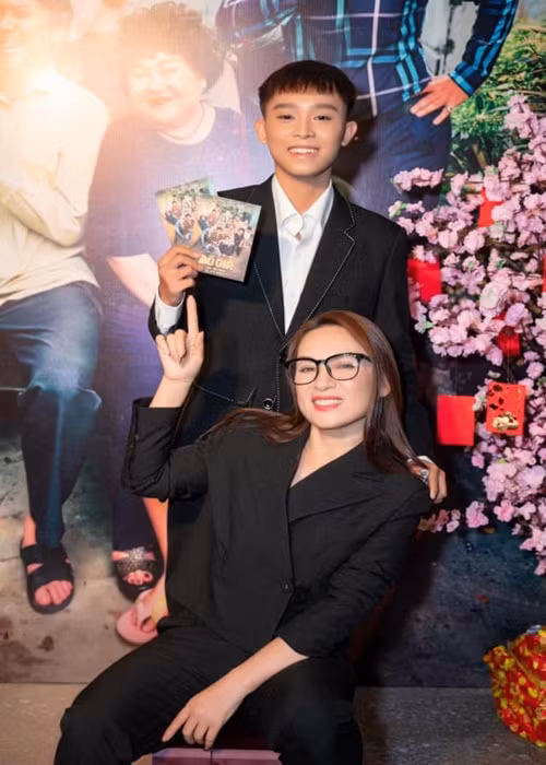 Đón tuổi 18, Hồ Văn Cường trải lòng: "Tuổi mới đánh dấu sự trưởng thành, con sẽ nỗ lực nhiều hơn nữa để hoàn thiện bản thân, đáp lại tình cảm cũng như sự kỳ vọng của gia đình và các cô chú anh chị đã dành cho con. Con cũng mong mọi việc đến với con sẽ tốt đẹp hơn và mong mọi người vẫn yêu thương, ủng hộ con trên bước đường sắp tới. Nhất là con hy vọng sẽ có đủ khả năng trở thành chỗ dựa và lo lắng được cho gia đình mình".
