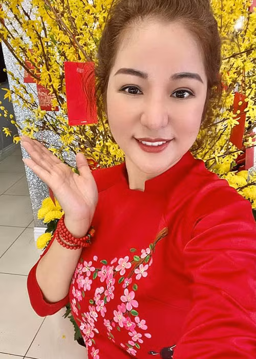 Về phần Thúy Nga, cô xóa status liên quan đến vợ cũ Hoàng Anh. Sau động thái này, nữ nghệ sĩ hài hứa hẹn sẽ livestream để phân tích tường tận vấn đề cho khán giả cùng hiểu.