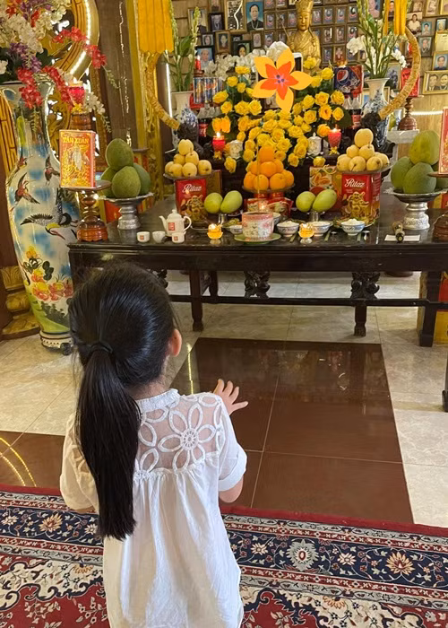Con gái Mai Phương đang được ông bà nội và bảo mẫu chăm sóc, chờ ngày đoàn tụ với bố.