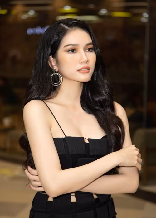 Cô xinh đẹp, gợi cảm hơn, theo đuổi hình ảnh quyến rũ nhưng không kém phần thanh lịch.