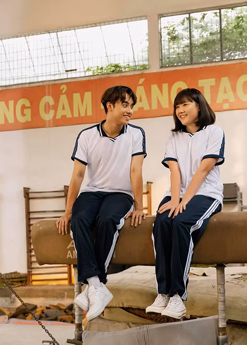 Uyển Ân chia sẻ trên Saostar về những áp lực khi hoạt động nghệ thuật. “Nếu hỏi mình có sợ “cái bóng” của anh Trấn Thành hay không thì có lẽ là vừa có cũng vừa không. Anh Thành theo đuổi mảng hài và mình lại là phim ảnh. Hai anh em lựa chọn hai hướng đi khác nhau nên mình cũng không thấy quá áp lực, nói cách khác là “sợ cái bóng” của anh...