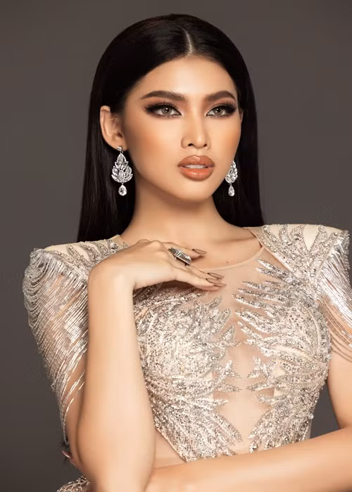 NTK Linh San chọn lựa màu trắng và thiết kế thêm phần tà giống như cánh chim bồ câu - biểu tượng của sự hòa bình.