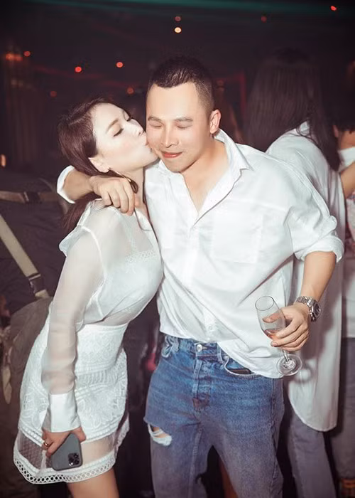 Còn Quỳnh Thư chia sẻ: "Tôi và anh Vũ Khắc Tiệp chơi với nhau rất thân và lâu rồi, cùng thời với Ngọc Trinh và thân như Ngọc Trinh, cũng phải 15 năm rồi. Tôi quan trọng với Vũ Khắc Tiệp như Ngọc Trinh. Hai anh em đã cùng nhau trải qua rất nhiều chuyện trong cuộc sống".