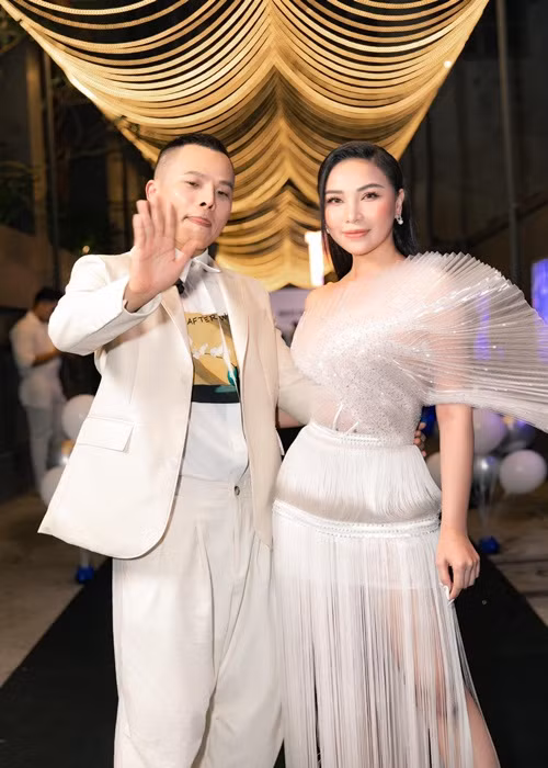 Khắc Tiệp và Quỳnh Thư rất thân thiết trước khi nghỉ chơi. Ông bầu từng cho biết, Quỳnh Thư là một trong những người em thân thiết, quan trọng nhất với anh suốt 15 năm qua, đã cùng nhau trải qua nhiều thăng trầm.