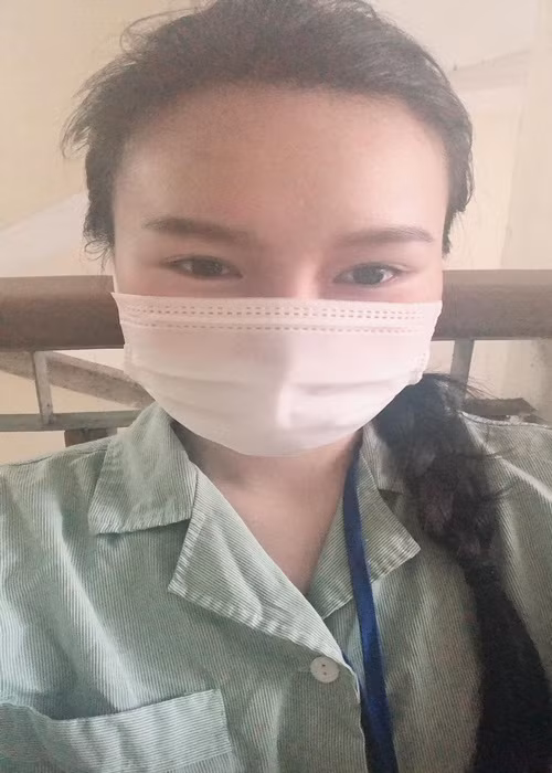 Từ một cô gái khoẻ mạnh chưa từng ốm đau ngày nào, nữ MC thậm chí phải ngồi xe lăn và thở bằng bình oxy. Sau cuộc phẫu thuật, cô phải điều trị hoá chất nhiều ngày.